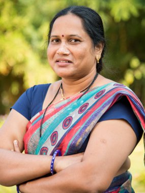 Geleneksel olarak giyinmiş Hint kökenli bir kadının portresi.