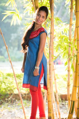 Bambu ormanında gülümseyen mutlu kız, bambu ormanında doğayı birleştiren kızılderili..