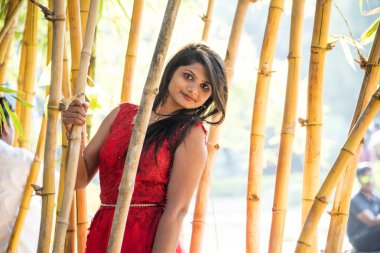 Bambu ormanında gülümseyen mutlu kız, bambu ormanında doğayı birleştiren kızılderili..