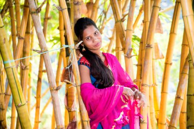 Bambu ormanında gülümseyen mutlu kız, bambu ormanında doğayı birleştiren kızılderili..