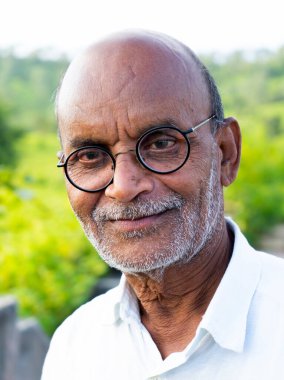 Dışarıda sakallı, gülümseyen son sınıf öğrencisi portresi.