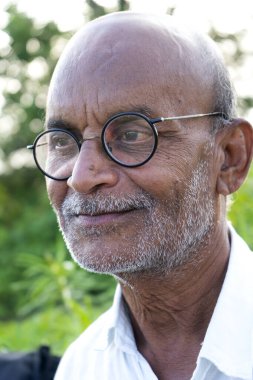 Dışarıda sakallı, gülümseyen son sınıf öğrencisi portresi.