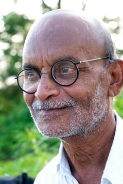 Dışarıda sakallı, gülümseyen son sınıf öğrencisi portresi.