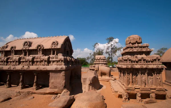 Mahabalipuram 'daki Panch Rathas Monolitik Hindu Tapınağı. Büyük Güney Hindistan mimarisi, etkileyici mimari alanı. Güney Hindistan 'daki Dünya Mirası, Tamil Nadu, Mamallapuram