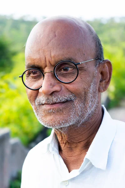 Dışarıda sakallı, gülümseyen son sınıf öğrencisi portresi.