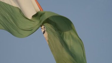 Üç renkli dalgalı Hint bayrağının yakın plan çekimi..