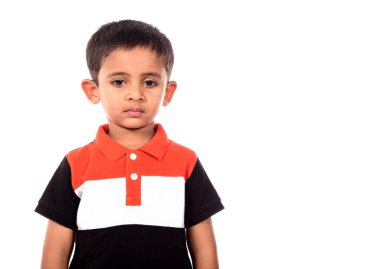 Beyaz arka planda gülümseyen sevimli çocuğun portresi