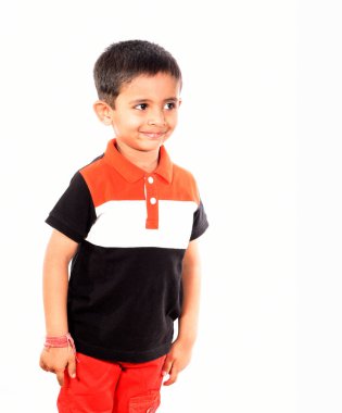 Beyaz arka planda gülümseyen sevimli çocuğun portresi