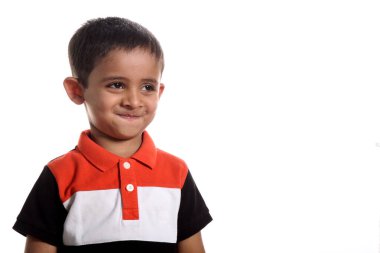 Beyaz arka planda hareket halindeki gülümseyen çocuk portresi