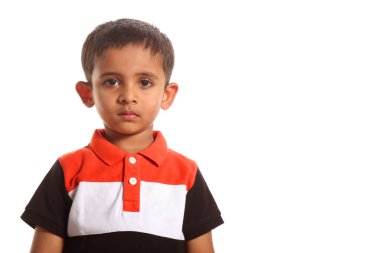 Beyaz arka planda gülümseyen sevimli çocuğun portresi