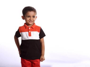 Beyaz arka planda gülümseyen sevimli çocuğun portresi