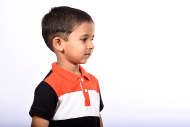 Beyaz arka planda gülümseyen sevimli çocuğun portresi