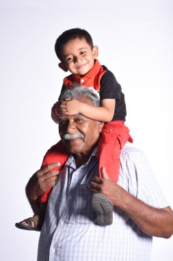 Büyükbaba ve torunu birlikte oynuyorlar.