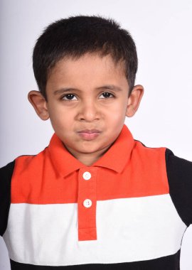 Beyaz arka planda gülümseyen sevimli çocuğun portresi