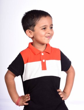 Beyaz arka planda hareket halindeki gülümseyen çocuk portresi