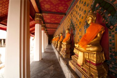 Wat Arun 'daki Buda Heykeli ya da Chao Phraya Nehri' nin batı kıyısındaki Thonburi Tapınağı..