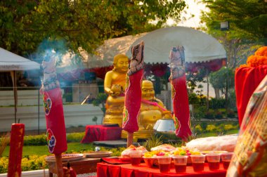 Wat Arun 'daki Buda Heykeli ya da Chao Phraya Nehri' nin batı kıyısındaki Thonburi Tapınağı..