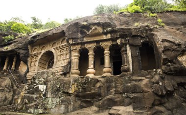 Pandav Leni Budha Mağaraları veya Trirashmi Mağaraları, 24 - 30, 1200 yıllık Hinayana Budist mağaraları, Nashik, Hindistan.