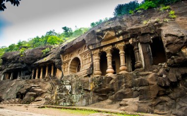 Pandav Leni Budha Mağaraları veya Trirashmi Mağaraları, 24 - 30, 1200 yıllık Hinayana Budist mağaraları, Nashik, Hindistan.