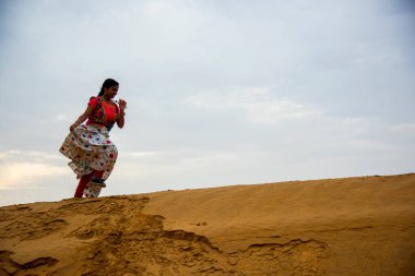 Kadın turist Thar Çölü, Rajathan, Hindistan 'da tatilde..