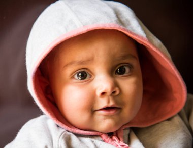 gülen bebek portresi.