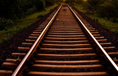 Hindistan tren rayları gün batımında