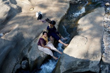 Nehir kıyısında doğanın tadını çıkaran kadınlar
