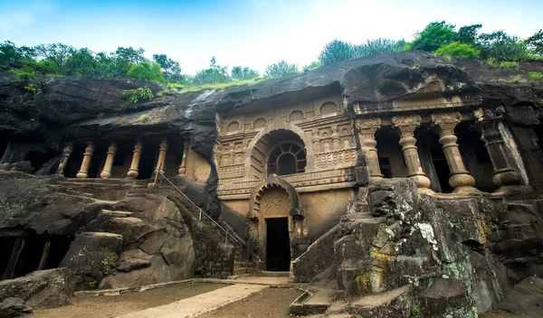 Pandav Leni Budha Mağaraları veya Trirashmi Mağaraları, 24 - 30, 1200 yıllık Hinayana Budist mağaraları, Nashik, Hindistan.