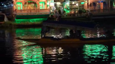 SRINAGAR, KASHMIR, INDIA, 15 Temmuz 2024: Dal Gölü 'nde bir akşam, insanlar geleneksel Shikara teknesinde eğleniyor.