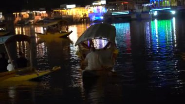 SRINAGAR, KASHMIR, INDIA, 15 Temmuz 2024: Dal Gölü 'nde bir akşam, insanlar geleneksel Shikara teknesinde eğleniyor.