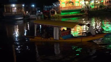 SRINAGAR, KASHMIR, INDIA, 15 Temmuz 2024: Dal Gölü 'nde bir akşam, insanlar geleneksel Shikara teknesinde eğleniyor.