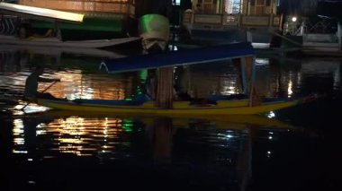 SRINAGAR, KASHMIR, INDIA, 15 Temmuz 2024: Dal Gölü 'nde bir akşam, insanlar geleneksel Shikara teknesinde eğleniyor.