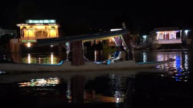 SRINAGAR, JAMMU, INDIA, 17 Temmuz 2024: Hintli turistler Kashmir 'deki dünyaca ünlü Dal Gölü' nde Shikhara 'nın tadını çıkarıyorlar..