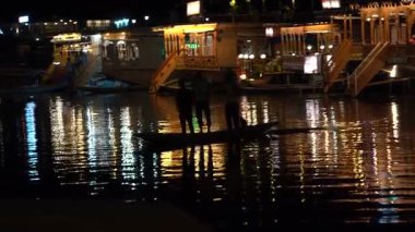 SRINAGAR, JAMMU, INDIA, 17 Temmuz 2024: Hintli turistler Kashmir 'deki dünyaca ünlü Dal Gölü' nde Shikhara 'nın tadını çıkarıyorlar..