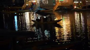 SRINAGAR, JAMMU, INDIA, 17 Temmuz 2024: Hintli turistler Kashmir 'deki dünyaca ünlü Dal Gölü' nde Shikhara 'nın tadını çıkarıyorlar..