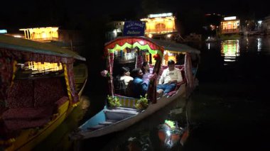 SRINAGAR, JAMMU, INDIA, 17 Temmuz 2024: Hintli turistler Kashmir 'deki dünyaca ünlü Dal Gölü' nde Shikhara 'nın tadını çıkarıyorlar..