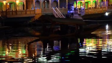 SRINAGAR, JAMMU, INDIA, 17 Temmuz 2024: Hintli turistler Kashmir 'deki dünyaca ünlü Dal Gölü' nde Shikhara 'nın tadını çıkarıyorlar..