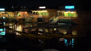 SRINAGAR, JAMMU, INDIA, 17 Temmuz 2024: Hintli turistler Kashmir 'deki dünyaca ünlü Dal Gölü' nde Shikhara 'nın tadını çıkarıyorlar..