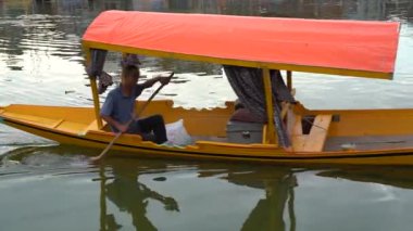 SRINAGAR, JAMMU, INDIA, 17 Temmuz 2024: Hintli turistler Kaşmir 'deki dünyaca ünlü Dal Gölü, Houseboat ve Shikharas' ta Shikhara teknesiyle gezintiye çıkıyorlar..