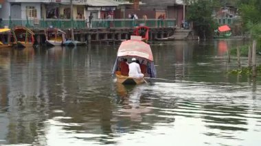 SRINAGAR, JAMMU, INDIA, 17 Temmuz 2024: Hintli turistler Kaşmir 'deki dünyaca ünlü Dal Gölü, Houseboat ve Shikharas' ta Shikhara teknesiyle gezintiye çıkıyorlar..