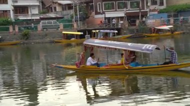 SRINAGAR, JAMMU, INDIA, 17 Temmuz 2024: Hintli turistler Kaşmir 'deki dünyaca ünlü Dal Gölü, Houseboat ve Shikharas' ta Shikhara teknesiyle gezintiye çıkıyorlar..