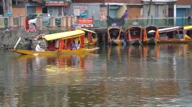 SRINAGAR, JAMMU, INDIA, 17 Temmuz 2024: Hintli turistler Kaşmir 'deki dünyaca ünlü Dal Gölü, Houseboat ve Shikharas' ta Shikhara teknesiyle gezintiye çıkıyorlar..