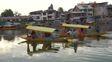 SRINAGAR, JAMMU, INDIA, 17 Temmuz 2024: Hintli turistler Kaşmir 'deki dünyaca ünlü Dal Gölü, Houseboat ve Shikharas' ta Shikhara teknesiyle gezintiye çıkıyorlar..