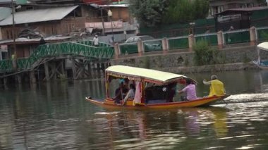 SRINAGAR, JAMMU, INDIA, 17 Temmuz 2024: Hintli turistler Kaşmir 'deki dünyaca ünlü Dal Gölü, Houseboat ve Shikharas' ta Shikhara teknesiyle gezintiye çıkıyorlar..