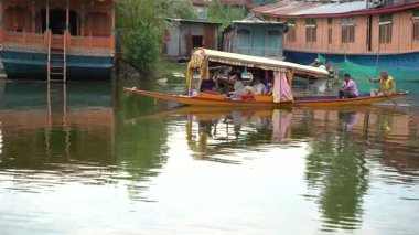 SRINAGAR, JAMMU, INDIA, 17 Temmuz 2024: Hintli turistler Kaşmir 'deki dünyaca ünlü Dal Gölü, Houseboat ve Shikharas' ta Shikhara teknesiyle gezintiye çıkıyorlar..