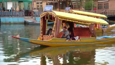 SRINAGAR, JAMMU, INDIA, 17 Temmuz 2024: Hintli turistler Kaşmir 'deki dünyaca ünlü Dal Gölü, Houseboat ve Shikharas' ta Shikhara teknesiyle gezintiye çıkıyorlar..