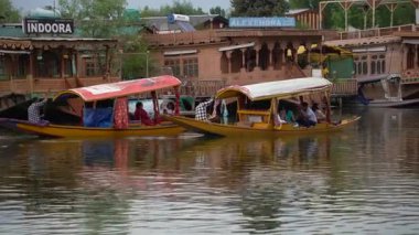 SRINAGAR, JAMMU, INDIA, 17 Temmuz 2024: Hintli turistler Kaşmir 'deki dünyaca ünlü Dal Gölü, Houseboat ve Shikharas' ta Shikhara teknesiyle gezintiye çıkıyorlar..