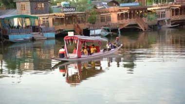 SRINAGAR, JAMMU, INDIA, 17 Temmuz 2024: Hintli turistler Kaşmir 'deki dünyaca ünlü Dal Gölü, Houseboat ve Shikharas' ta Shikhara teknesiyle gezintiye çıkıyorlar..