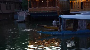 SRINAGAR, JAMMU, INDIA, 17 Temmuz 2024: Hintli turistler Kashmir 'deki dünyaca ünlü Dal Gölü' nde Shikhara 'nın tadını çıkarıyorlar..