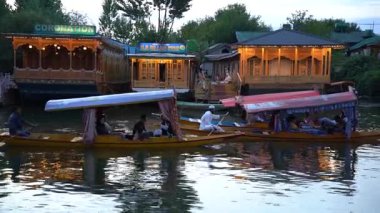 SRINAGAR, JAMMU, INDIA, 17 Temmuz 2024: Hintli turistler Kaşmir 'deki dünyaca ünlü Dal Gölü, Houseboat ve Shikharas' ta Shikhara teknesiyle gezintiye çıkıyorlar..